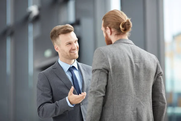 Pozitivní Sebejistí Mladí Obchodníci Formální Práci Stojí Konferenční Síni Diskutují — Stock fotografie