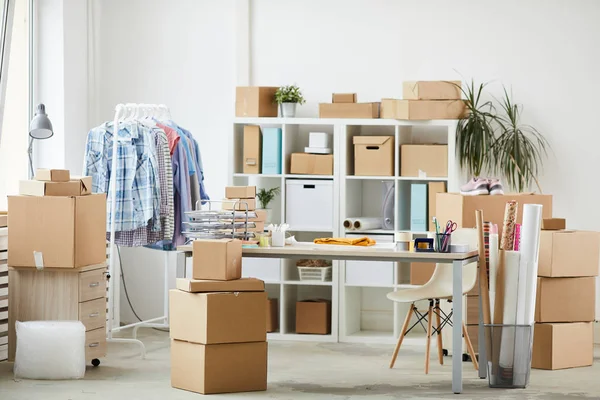 Groep Van Benodigdheden Bureau Stapels Dozen Rek Met Casualwear Planken — Stockfoto