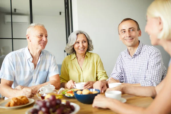 Group Contemporary Senior People Sitting Dinner Table Enjoying Conversation Indoors — Stock Photo, Image