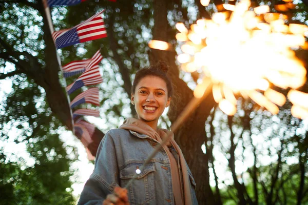 Portret Femeie Tânără Extatică Hanorac Jachetă Denim Care Plimbă Parcul — Fotografie, imagine de stoc