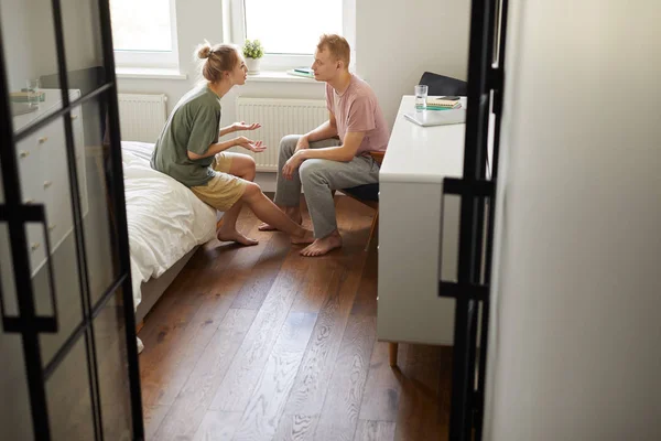 Jeune Couple Discutant Problème Tout Étant Assis Face Autre Dans — Photo