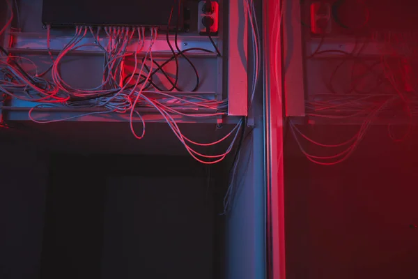 Nahaufnahme Eines Netzwerkhardware Hubs Mit Kabeln Die Die Steckdose Gesteckt — Stockfoto