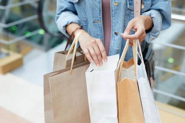 Chica Joven Pie Medio Gran Centro Comercial Mirando Través Nuevas —  Fotos de Stock