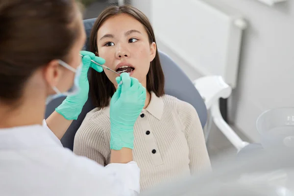 Retrato Alto Ângulo Menina Asiática Deitada Cadeira Dentária Com Dentista — Fotografia de Stock