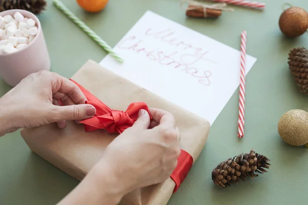 Primo Piano Della Donna Irriconoscibile Che Lega Arco Sulla Confezione — Foto Stock