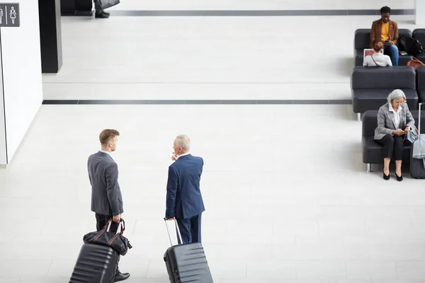 Direct Boven Het Zicht Van Zakenlieden Kostuums Die Handvatten Van — Stockfoto