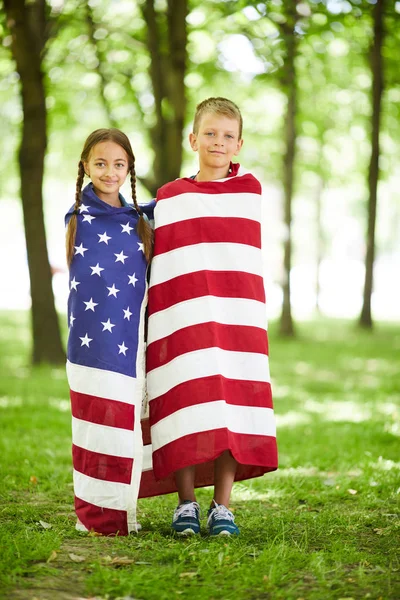 Retrato Niños Positivos Envueltos Bandera Estadounidense Participando Celebración Del Día —  Fotos de Stock