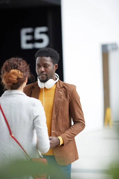 Contenuto Bello Nero Uomo Con Cuffie Sul Collo Piedi Aeroporto — Foto Stock