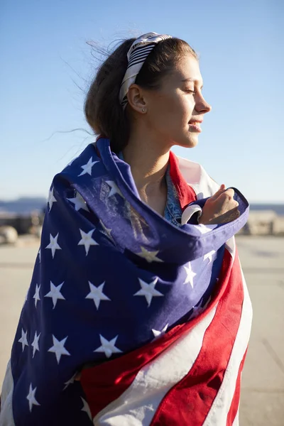 Sonriente Joven Atractiva Con Pañuelo Cabeza Cubierto Con Bandera Americana —  Fotos de Stock