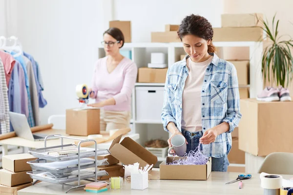 Pretty Young Manager Online Shop Packing Mug Carton Box Background — Stock Photo, Image