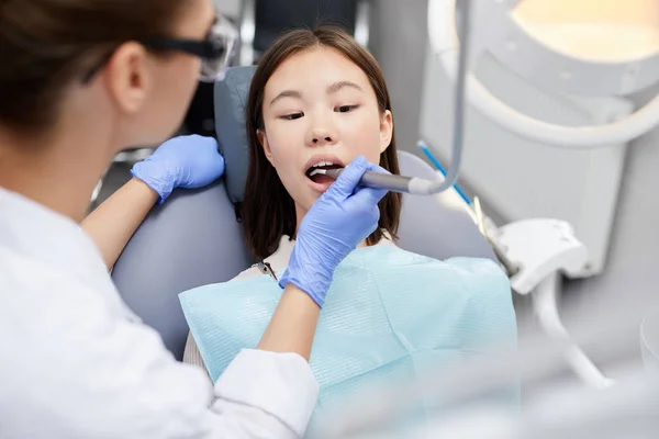 Retrato Jovem Mulher Asiática Deitada Cadeira Dentária Durante Procedimento Médico — Fotografia de Stock