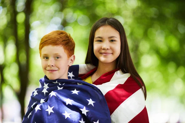 Portrait Smiling Cute Little Americans Huddled National Flag Standing Green — Stock Photo, Image
