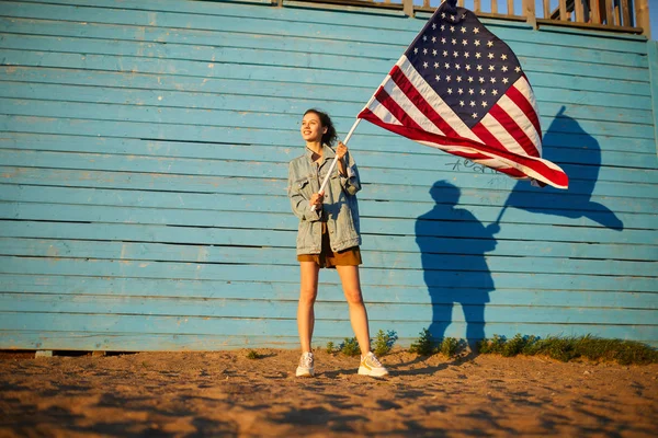 Glimlachend Amerikaans Meisje Geïnspireerd Met Patriottische Geest Staande Het Strand — Stockfoto