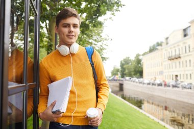 Kampüste açık havada poz veren çağdaş öğrencinin portresini belden yukarı, kopya alanı
