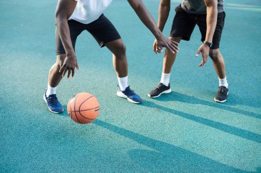 Açık havada basketbol oynayan iki Afrikalı-Amerikalı çocuklar düşük açılı aksiyon çekim, kopya alanı