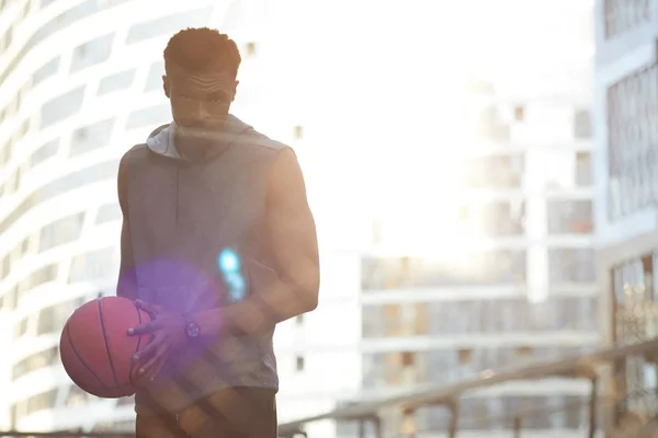 Retrato Cintura Hacia Arriba Del Hombre Africano Deportivo Posando Cancha — Foto de Stock