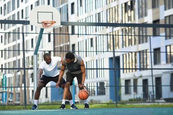 Tiro Acción Longitud Completa Dos Chicos Afroamericanos Jugando Baloncesto Cancha — Foto de Stock