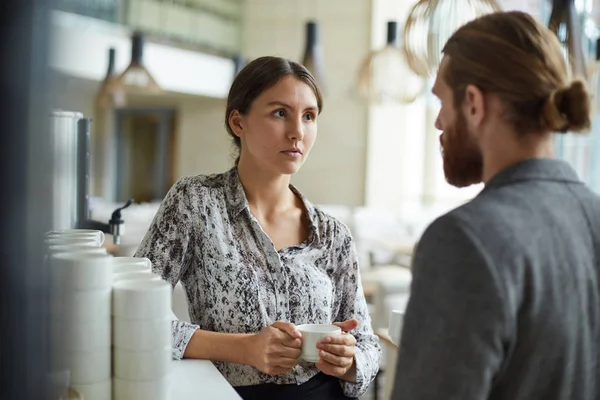 Ritratto Due Giovani Imprenditori Uomo Donna Che Parlano Alla Pausa — Foto Stock