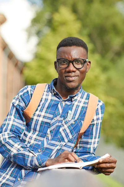 Cintura Para Cima Retrato Estudante Africano Olhando Para Câmera Enquanto — Fotografia de Stock