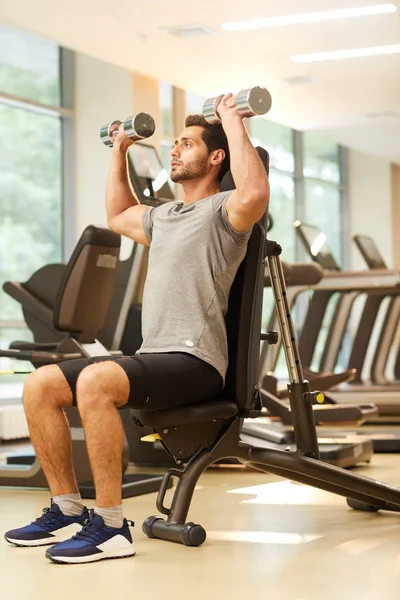 Retrato Comprimento Total Homem Muscular Trabalhando Ginásio Usando Máquinas Exercício — Fotografia de Stock