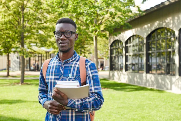 Cintura Até Retrato Estudante Universitário Africano Posando Livre Campus Espaço — Fotografia de Stock