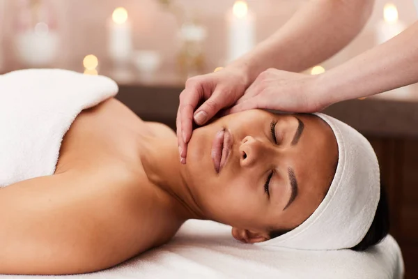 Portrait Jeune Femme Métissée Profitant Massage Visage Dans Spa Luxe — Photo