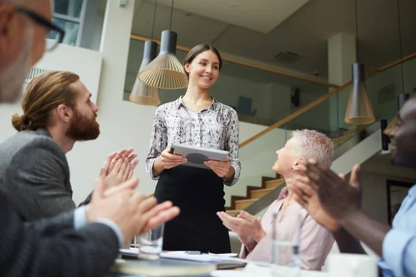 Porträtt Leende Ung Affärskvinna Ledande Möte Med Anställda Office Och — Stockfoto