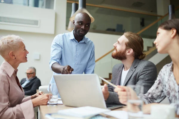 Retrato Del Joven Empresario Afroamericano Que Lidera Reunión Con Los — Foto de Stock