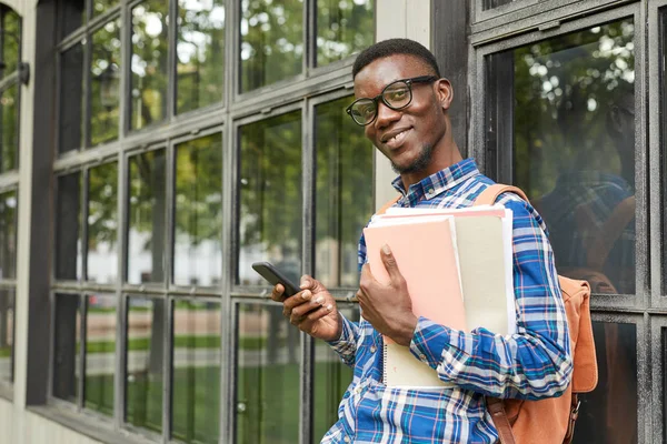 Midja Upp Porträtt Glad Afro Amerikanen Studerande Sett Kamera Fördriva — Stockfoto