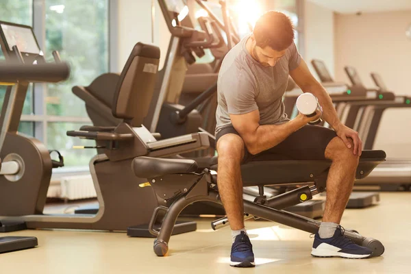 Retrato Completo Del Hombre Muscular Levantando Pesadas Pesas Pesadas Sentadas — Foto de Stock