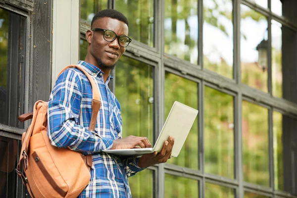 Cintura Até Retrato Estudante Africano Inteligente Segurando Laptop Olhando Para — Fotografia de Stock