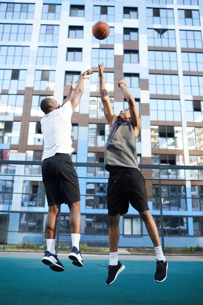 Largura Completa Acción Dos Hombres Africanos Musculosos Jugando Baloncesto Entorno — Foto de Stock