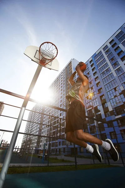 Alacsony Szögben Fellépés Lövés Afrikai Kosárlabda Játékos Forgatás Slam Dunk — Stock Fotó