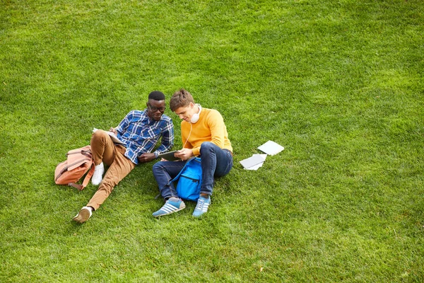 Portret Wysokiego Kąta Dwóch Studentów Siedzących Zielonej Trawie Kampusie Kolegium — Zdjęcie stockowe