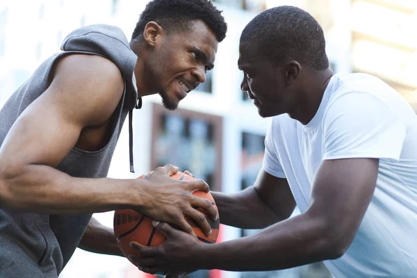 Retrato Dos Hombres Africanos Feroces Peleando Mientras Jugaban Baloncesto — Foto de Stock