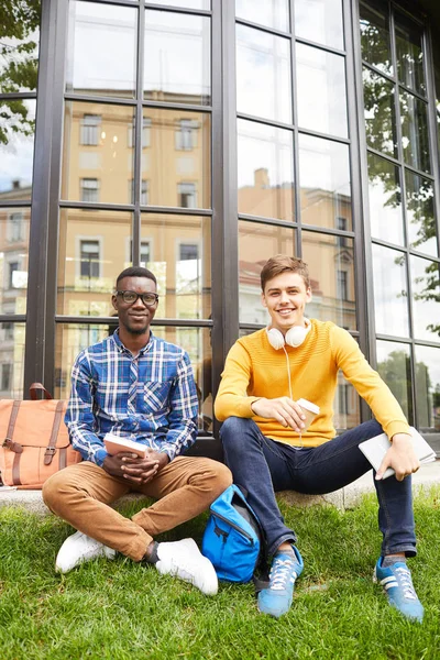 Retrato Comprimento Total Dois Estudantes Sentados Grama Verde Campus Sorrindo — Fotografia de Stock