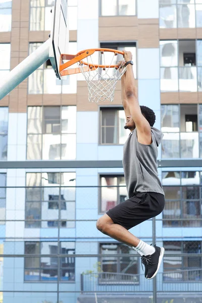 Akce Při Bočním Pohledu Africký Basketbalový Hráč Skákající Hoop Během — Stock fotografie