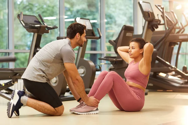 Ganzes Porträt Eines Gemischten Paares Beim Gemeinsamen Training Fitnessstudio Kopierraum — Stockfoto