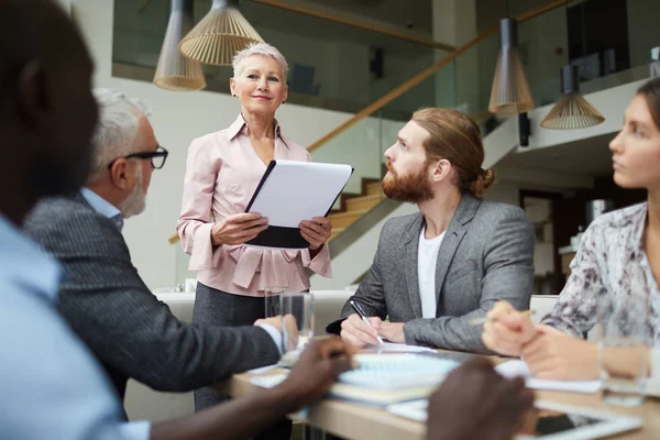 Retrato Del Hombre Negocios Sénior Moderno Que Lidera Reunión Con — Foto de Stock