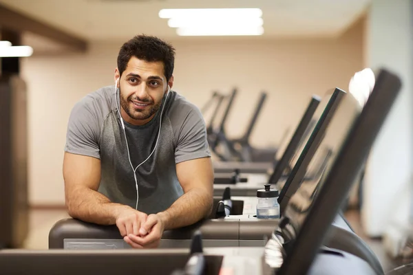 Retrato Del Hombre Musculoso Tomando Descanso Del Entrenamiento Gimnasio Escuchando — Foto de Stock