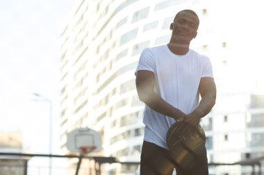 Basketbol sahası açık havada poz yakışıklı Afrikalı adamın bel kadar portre, kopya alanı