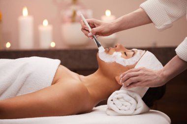 Lüks spa yüz terapisi zevk güzel karışık ırk kadın Yan görünüm portre, kopya alanı