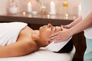 Lüks spa yüz masajı zevk güzel karışık ırk kadın Yan görünüm portre, kopya alanı