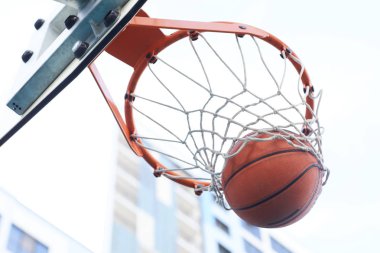 Kentsel arka plan karşı çember üzerinden basketbol çekim yakın, kopya alanı