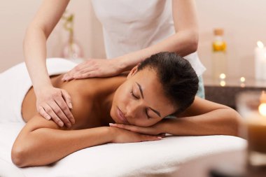 Lüks Spa masaj zevk keyifli genç kadın Portresi, kopya alanı