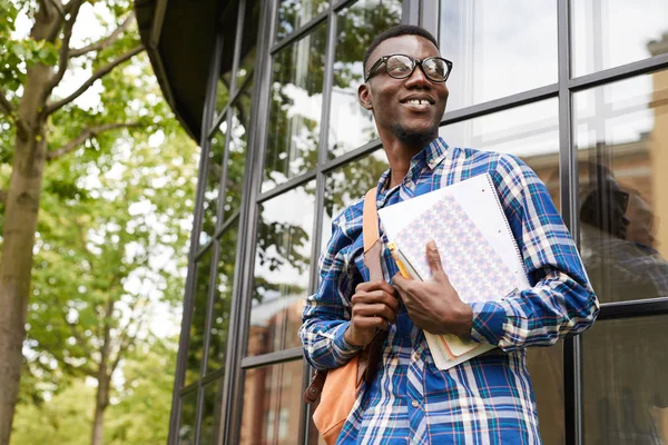Taille Portret Van Glimlachend Afro Amerikaanse Student Poseren Buitenshuis College — Stockfoto