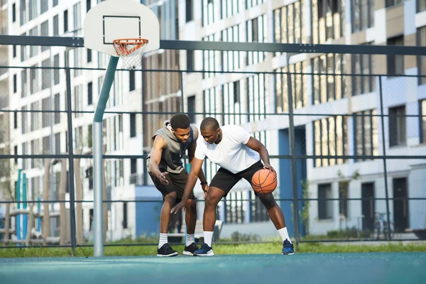 Amplio Ángulo Acción Disparo Dos Chicos Afroamericanos Jugando Baloncesto Cancha — Foto de Stock