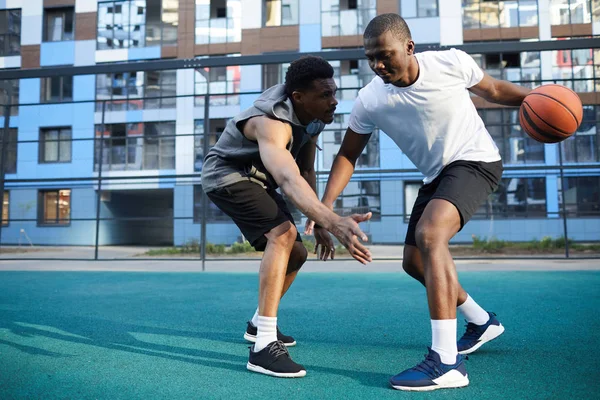 Tiro Acción Longitud Completa Dos Hombres Africanos Musculosos Jugando Baloncesto — Foto de Stock