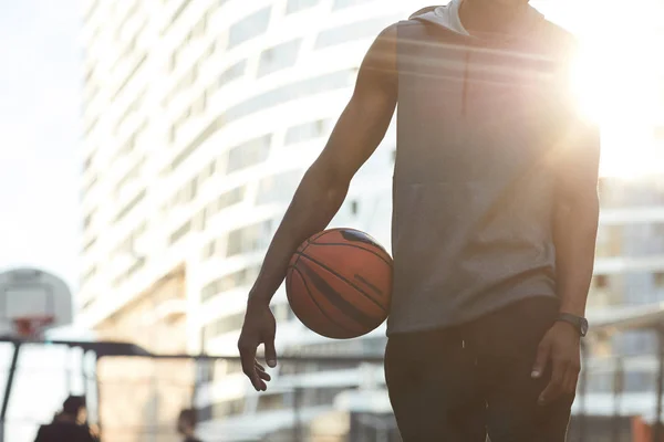 Mid Sektionen Porträtt Vacker Afrikansk Man Innehar Bollen Stående Basketplan — Stockfoto