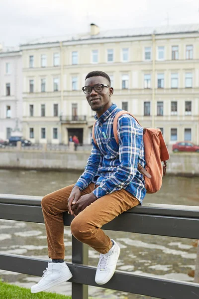 Ritratto Integrale Dello Studente Africano Contemporaneo Seduto Sulla Ferrovia Lungo — Foto Stock